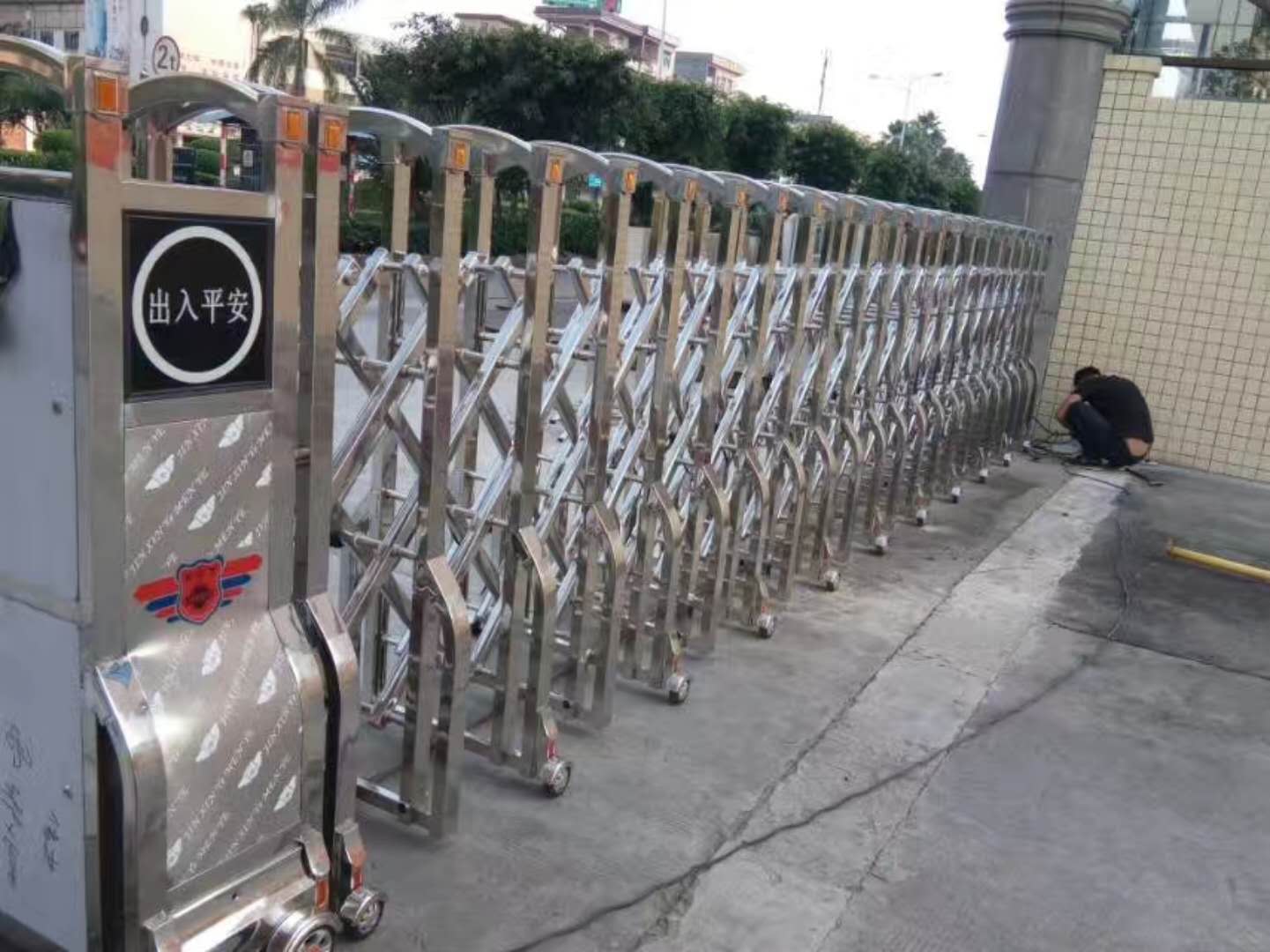 東莞市東坑中國(guó)電信伸縮門(mén)工程案例 